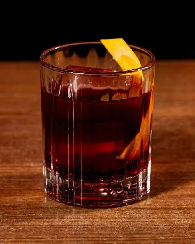 Cóctel 593, un Boulevardier con bitter a la banana y piel de naranja