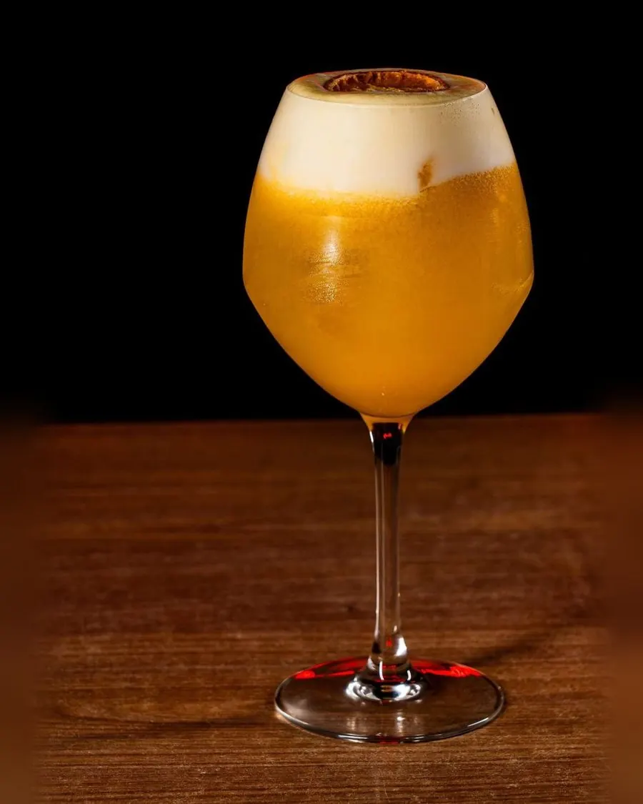 Cóctel Iron Man con espuma y rodaja de maracuyá en copa de balón, en Bloody Zaragoza