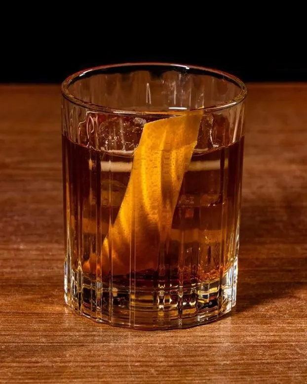 Cóctel Japanese de whisky japonés Toki y umesu con piel de naranja