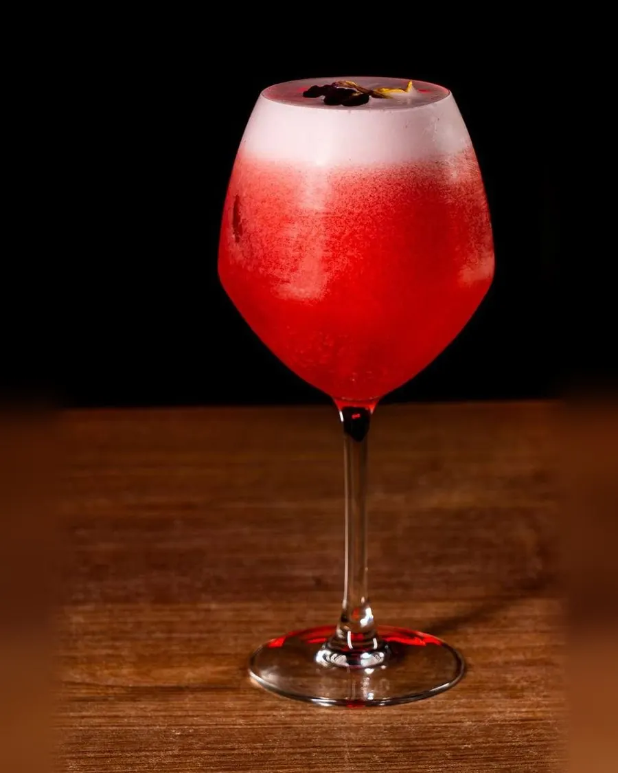 Copa servida en la barra de Bloody, coctelería y vinos en el centro de Zaragoza