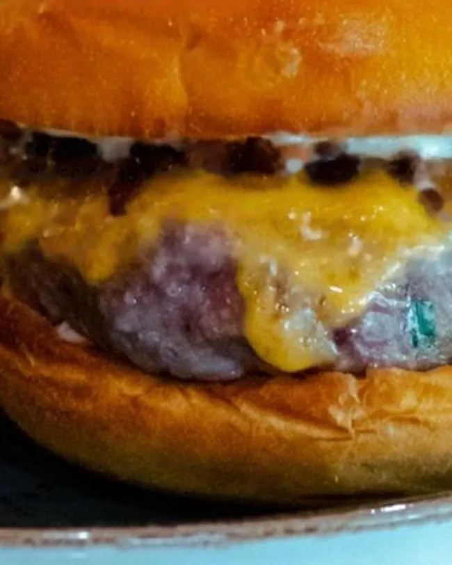 Hamburguesa con queso cheddar fundido de la carta de comida de Bloody