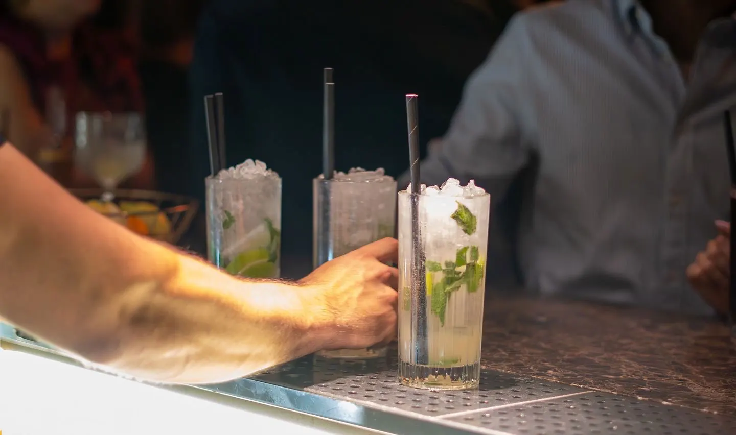 Mojitos preparados en la barra para un grupo en Bloody